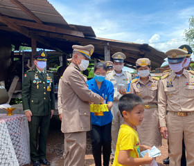 พระบาทสมเด็จพระเจ้าอยู่หัวทรงพระกรุณาโปรดเกล้าโปรดกระหม่อมให้ พลเอกเฉลิมชัย สิทธิสาท องคมนตรี ร่วมกับมูลนิธิราชประชานุเคราะห์ในพระบรมราชูปถัมภ์ เชิญสิ่งของพระราชทาน มอบแก่ประชาชนผู้ประสบอุทกภัย พื้นที่จังหวัดอุตรดิตถ์ ... พารามิเตอร์รูปภาพ 8