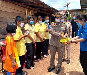 พระบาทสมเด็จพระเจ้าอยู่หัวทรงพระกรุณาโปรดเกล้าโปรดกระหม่อมให้ พลเอกเฉลิมชัย สิทธิสาท องคมนตรี ร่วมกับมูลนิธิราชประชานุเคราะห์ในพระบรมราชูปถัมภ์ เชิญสิ่งของพระราชทาน มอบแก่ประชาชนผู้ประสบอุทกภัย พื้นที่จังหวัดอุตรดิตถ์ ... พารามิเตอร์รูปภาพ 10