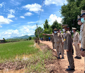 พระบาทสมเด็จพระเจ้าอยู่หัวทรงพระกรุณาโปรดเกล้าโปรดกระหม่อมให้ พลเอกเฉลิมชัย สิทธิสาท องคมนตรี ร่วมกับมูลนิธิราชประชานุเคราะห์ในพระบรมราชูปถัมภ์ เชิญสิ่งของพระราชทาน มอบแก่ประชาชนผู้ประสบอุทกภัย พื้นที่จังหวัดอุตรดิตถ์ ... พารามิเตอร์รูปภาพ 11