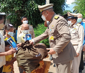 พลเรือเอก พงษ์เทพ หนูเทพ องคมนตรี เชิญสิ่งของพระราชทาน ... พารามิเตอร์รูปภาพ 10