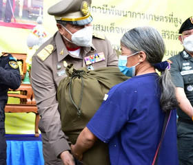 นายพลากร สุวรรณรัฐ องคมนตรี มอบถุงพระราชทานให้แก่ราษฎร ... พารามิเตอร์รูปภาพ 7