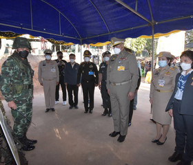 นายพลากร สุวรรณรัฐ องคมนตรี มอบถุงพระราชทานให้แก่ราษฎร ... พารามิเตอร์รูปภาพ 11