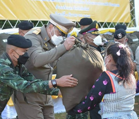 นายพลากร สุวรรณรัฐ องคมนตรี มอบถุงพระราชทานให้แก่ราษฎร ... พารามิเตอร์รูปภาพ 4