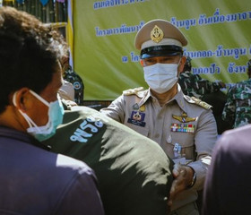 นายพลากร สุวรรณรัฐ องคมนตรี มอบถุงพระราชทานให้แก่ราษฎร ... พารามิเตอร์รูปภาพ 6