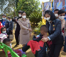 นายพลากร สุวรรณรัฐ องคมนตรี มอบถุงพระราชทานให้แก่ราษฎร ... พารามิเตอร์รูปภาพ 10