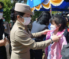 นายพลากร สุวรรณรัฐ องคมนตรี มอบถุงพระราชทานให้แก่ราษฎร ... พารามิเตอร์รูปภาพ 8
