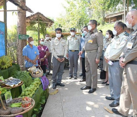นายพลากร สุวรรณรัฐ องคมนตรี มอบถุงพระราชทานให้แก่ราษฎร ... พารามิเตอร์รูปภาพ 10