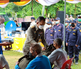องคมนตรี เป็นประธานในพิธีมอบสิ่งของพระราชทาน ... พารามิเตอร์รูปภาพ 5