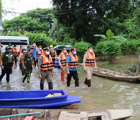 นายวิลาศ รุจิวัฒนพงศ์ รองประธานฝ่ายบรรเทาทุกข์ ... พารามิเตอร์รูปภาพ 4