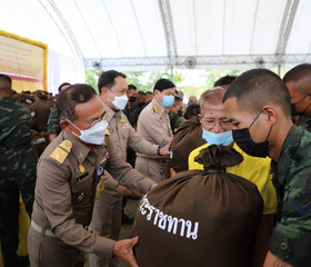 พลเอก ไพบูลย์ คุ้มฉายา องคมนตรี ... พารามิเตอร์รูปภาพ 2